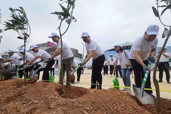 Lãnh đạo tỉnh Thanh Hóa tham gia trồng cây xanh trong trước Aeon Mall Thanh Hóa. (Ảnh: MAI LUẬN)