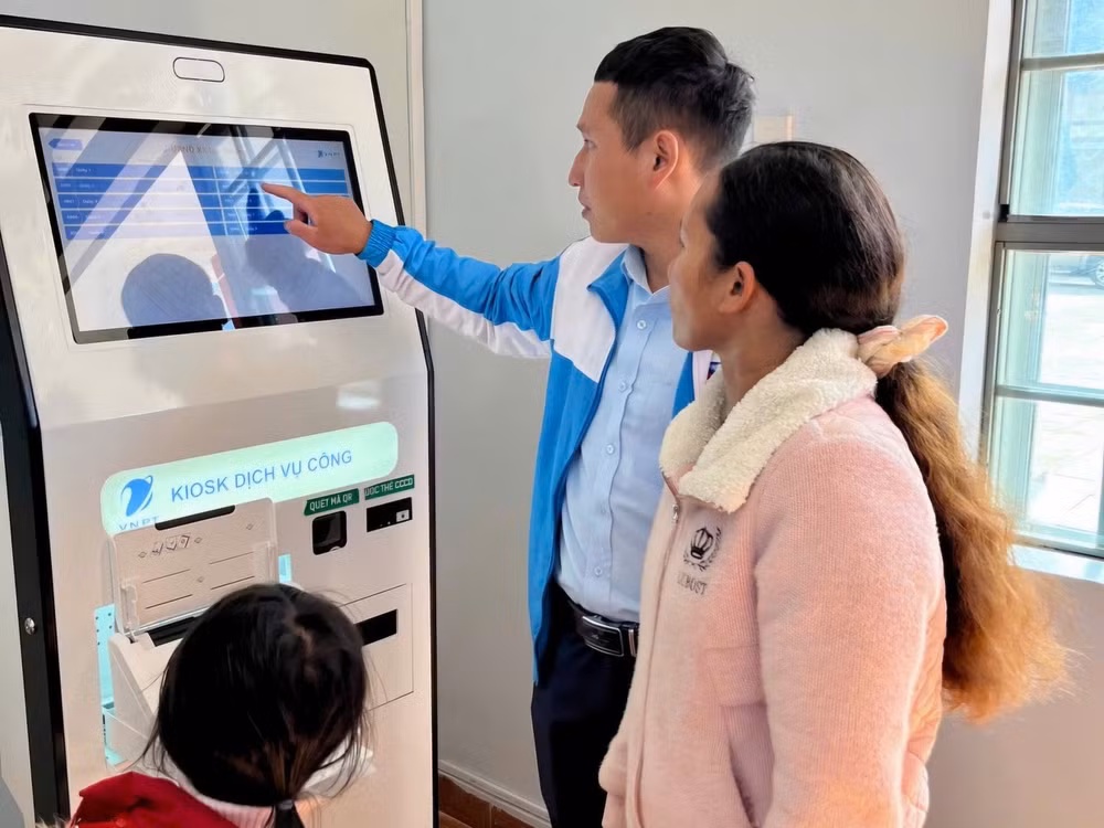 Đoàn viên, thanh niên xã Lạc Dương, tỉnh Lâm Đồng hỗ trợ người dân lấy số tại kiot dịch vụ công trực tuyến. (Ảnh: Báo Lâm Đồng)
