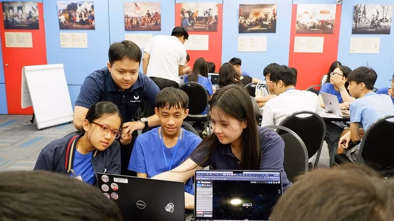Các học viên thực hành khai thác và phân tích dữ liệu mở của NASA dưới sự hướng dẫn của cố vấn.
