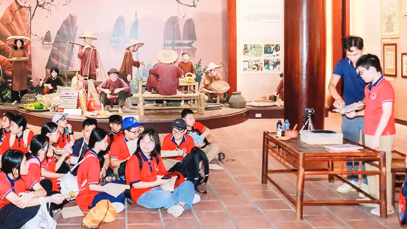 Học sinh Trường Pascal trải nghiệm làm tranh Đông Hồ tại Trung tâm bảo tồn tranh Đông Hồ, Bắc Ninh.
