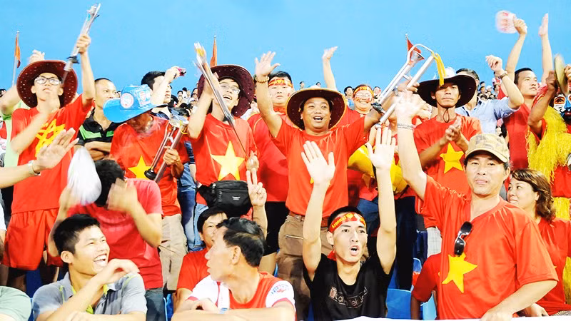 Tình yêu bóng đá. Ảnh: NAM HẢI