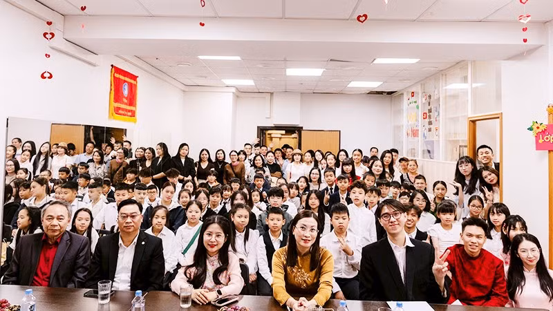 Các thầy, cô và học sinh tham dự lễ khai giảng năm học mới. Ảnh: TUẤN PHONG