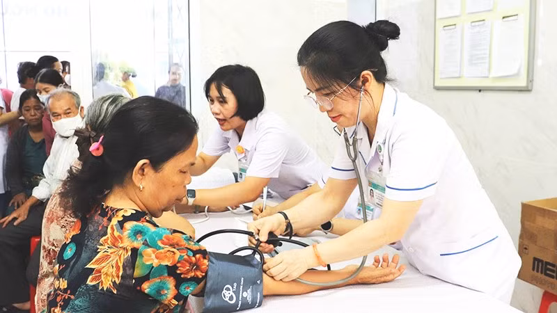 Người cao tuổi được kiểm tra, thăm khám sức khỏe miễn phí.