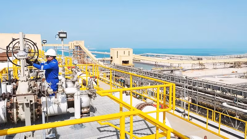 Công nhân làm việc tại một cơ sở lọc dầu tại UAE. Ảnh: PETROFAC