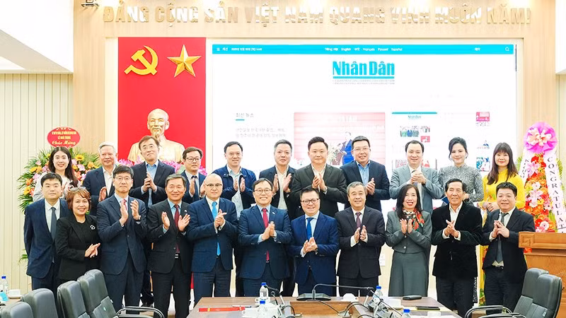 Các đại biểu chụp ảnh lưu niệm. Ảnh: NDĐT