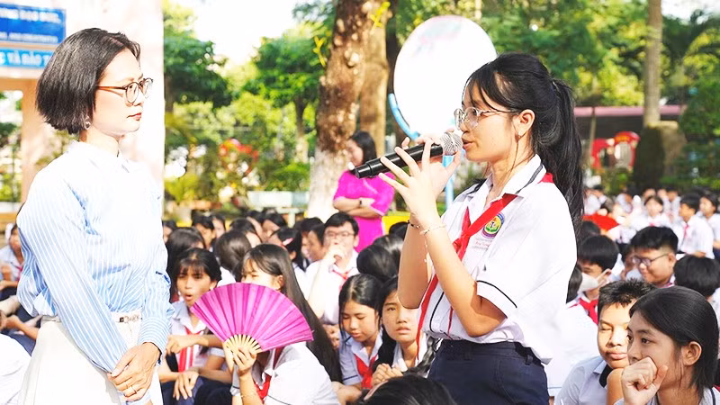 Nhà văn, nhà báo Phương Huyền trong một chương trình giao lưu về sách với học sinh. Ảnh: NVCC
