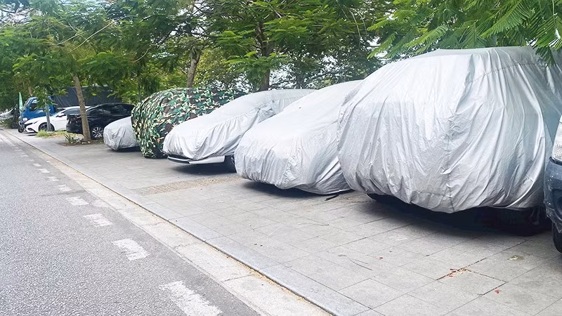 Ô-tô phủ kín bạt đỗ trên vỉa hè một số tuyến đường ở TP Huế.