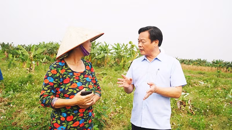 Bí thư Đảng ủy phường Hồng Hà Bùi Tuấn Anh (bên phải) gặp người dân giải thích về chính sách đền bù, giải phóng mặt bằng tại cơ sở.