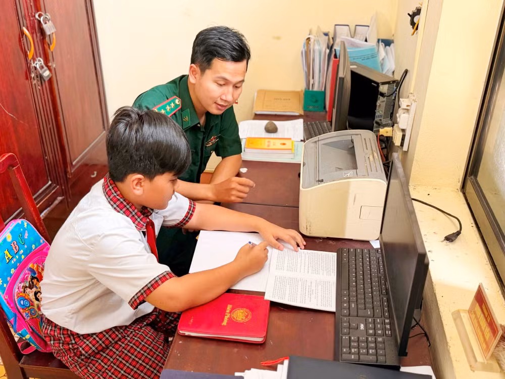 Lực lượng biên phòng và người dân biên giới luôn gắn bó chặt chẽ.