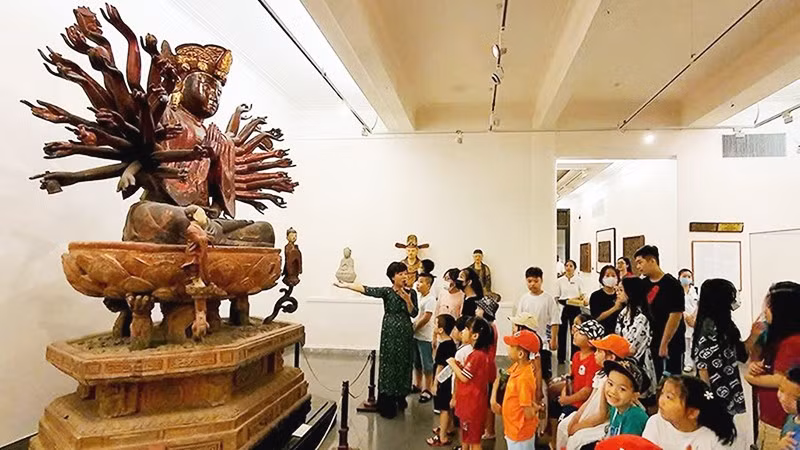 Các không gian văn hóa, nghệ thuật cần sáng tạo nhiều hình thức trải nghiệm mới để cuốn hút công chúng. Ảnh: Tham quan Bảo vật Quốc gia - Tượng Quan Âm Thiên Thủ Thiên Nhãn, chùa Hội Hạ (Hưng Yên) tại Bảo tàng Mỹ thuật Việt Nam. Ảnh: KHIẾU MINH