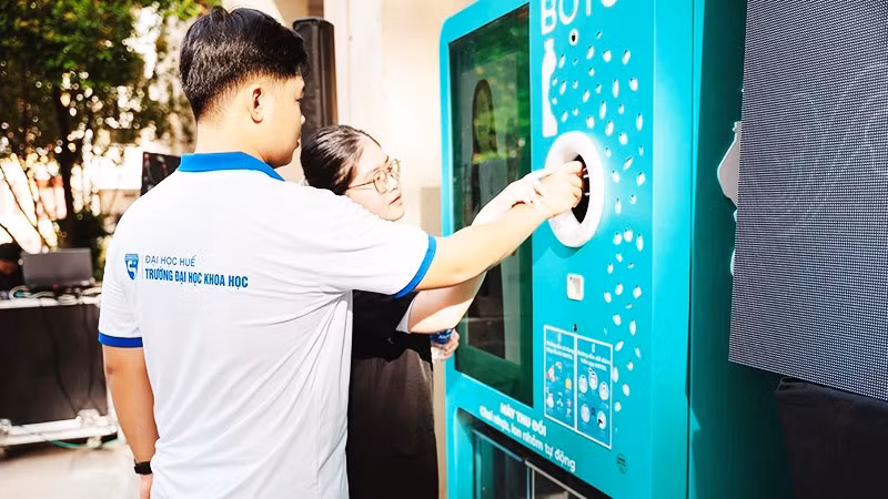 Sinh viên hào hứng trải nghiệm tại máy thu đổi chai nhựa, lon nhôm tự động.