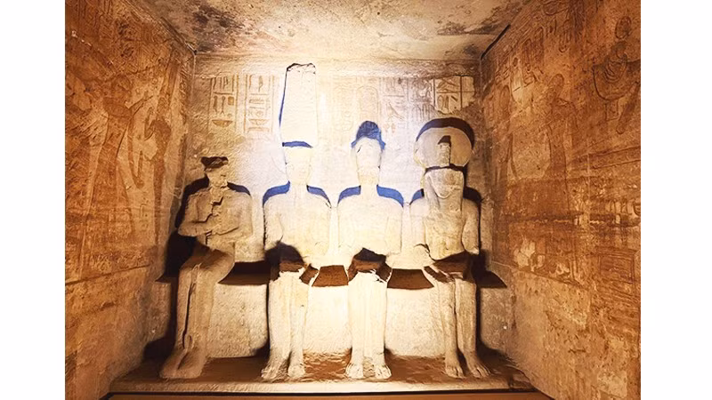 Ánh sáng chiếu rọi tới 3 vị thần, trừ Ptah (ngoài cùng bên trái).
