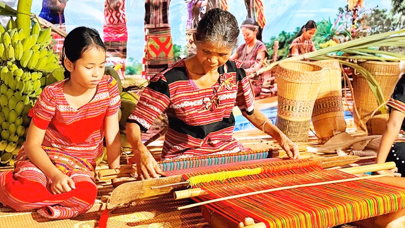 Người S'tiêng vẫn giữ được kỹ thuật dệt truyền thống.
