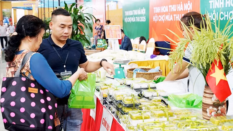 Sản phẩm cốm được nhiều người ưa chuộng. Ảnh: SONG ANH