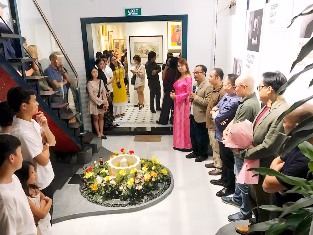 Giới thiệu về triển lãm “Bản thể giấy”. 
