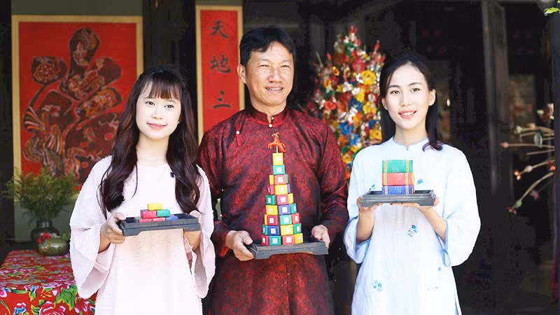 Anh Trần Thanh Quang (đứng giữa) lưu giữ nét tinh hoa ẩm thực Huế.