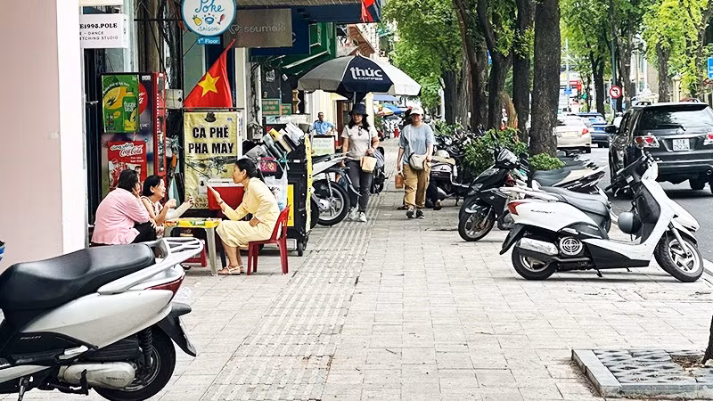 Cùng một tuyến phố ở trung tâm TP Hồ Chí Minh nhưng nơi thì có lối cho người đi bộ, nơi lại không.
