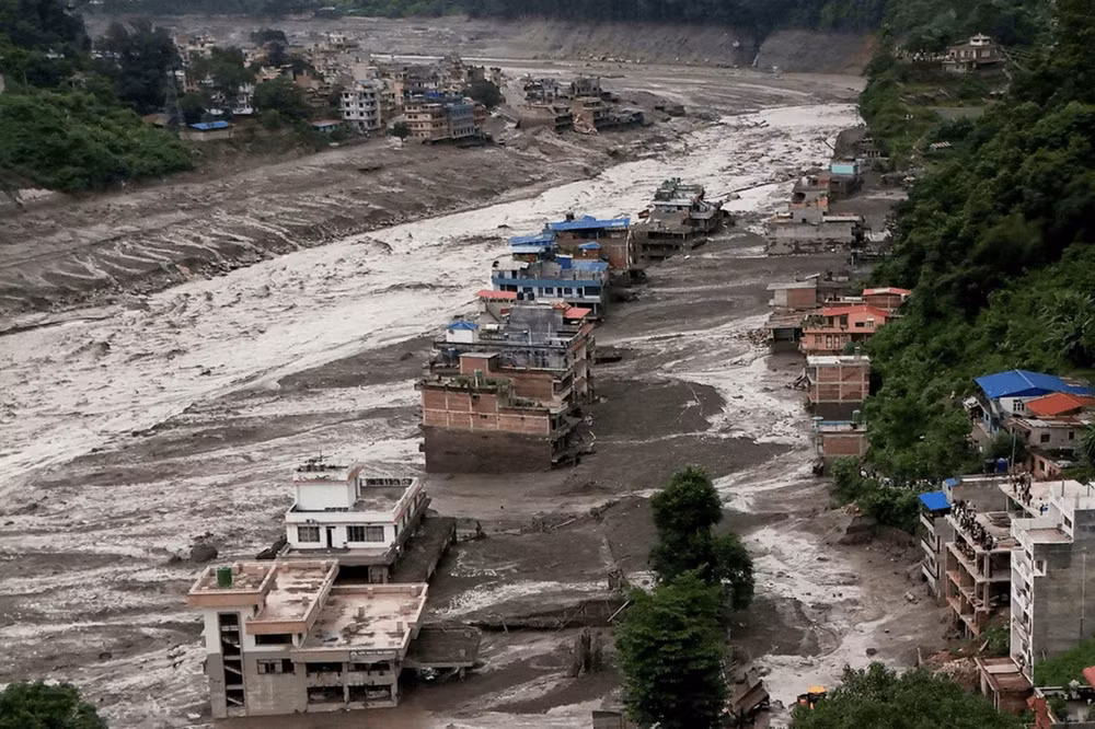 Các ngôi nhà bị bùn đất bao phủ sau trận lũ quét ở Nepal ngày 26/8. Ảnh: REUTERS