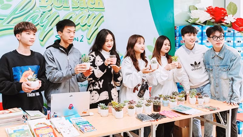 Hoạt động "Đổi sách lấy cây" và các vật dụng tái chế của Trường FPT Polytechnic Hà Nội.