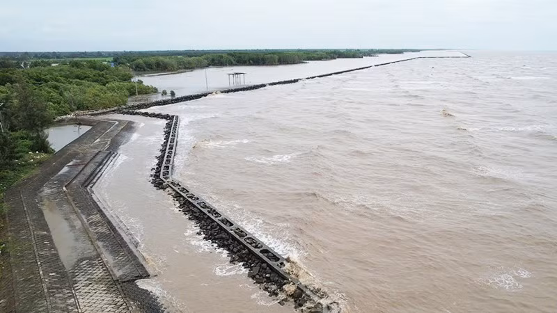 Công trình kè chắn sóng chống sạt lở ở Hòn Đá Bạc (Cà Mau).