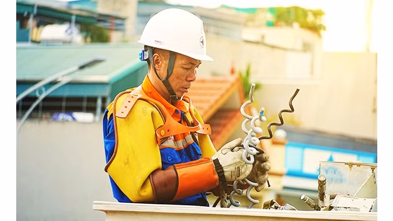 Nhân viên đội hotline Công ty Điện lực Quảng Ninh sửa chữa điện trên lưới. Ảnh: EVNNPC