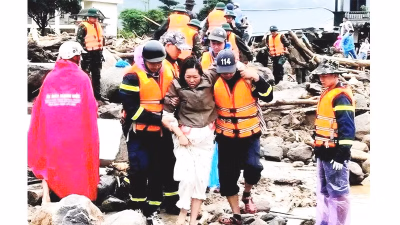 Công an tỉnh Lai Châu cứu hộ, đưa người dân thoát vùng lũ đến nơi an toàn.