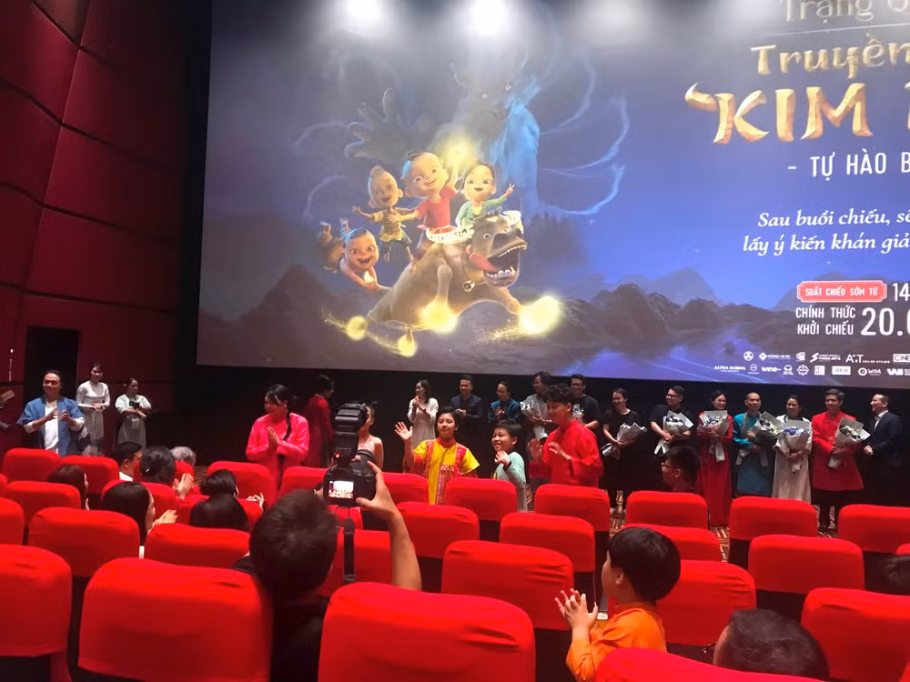Đoàn làm phim giao lưu với khán giả.