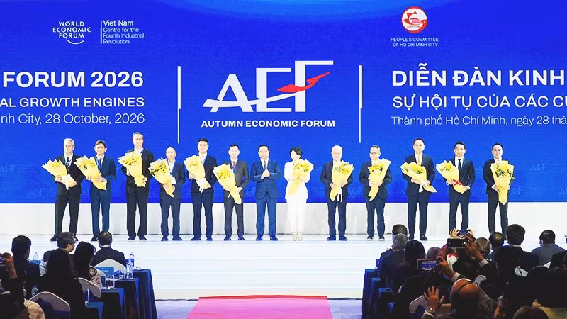 Chủ tịch UBND thành phố Hồ Chí Minh Nguyễn Văn Được chụp ảnh lưu niệm cùng đại diện các nhà đầu tư tham dự Diễn đàn Kinh tế Mùa thu năm 2026. Ảnh: BTC CUNG CẤP