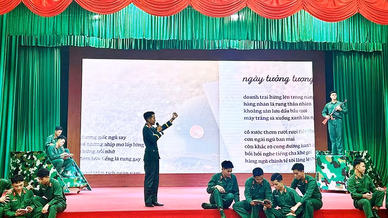 Trung úy Trần Việt Hoàng, Chính trị viên Đại đội 14, Trung đoàn 4, Sư đoàn 5, Quân khu 7 lan tỏa giá trị của thơ ca thông qua hoạt cảnh sân khấu.