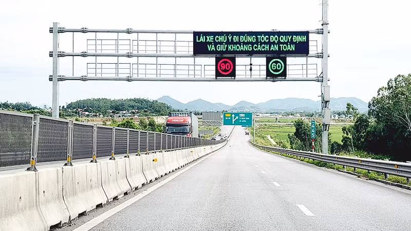 Mỗi dự án hạ tầng được hoàn thành đúng tiến độ sẽ thúc đẩy liên kết vùng và nâng cao năng lực cạnh tranh của nền kinh tế. Ảnh: NAM NGUYỄN