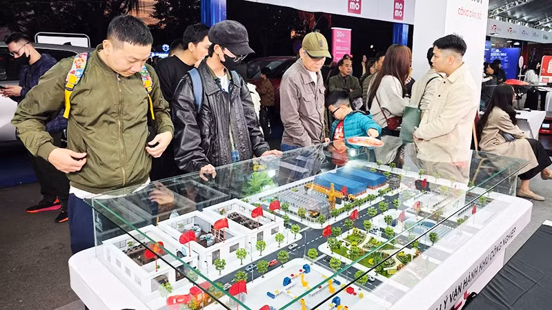 Người dân xem mô hình vận hành quản lý cụm công nghiệp tại Hà Nội. Ảnh: NGUYỆT ANH