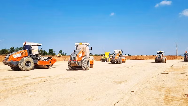 Thi công xây dựng dưới thời tiết nắng nóng kéo dài ở Gia Lai. 