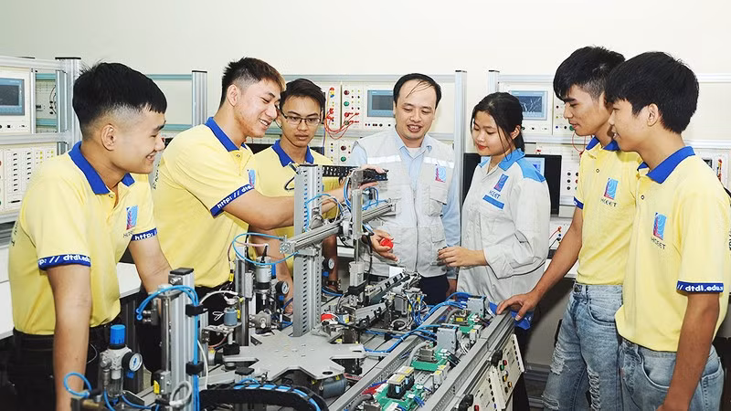Cần đào tạo nguồn lao động trẻ chất lượng cao để tận dụng lợi thế. Ảnh: NAM HẢI