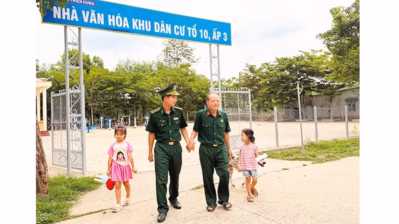 Ông Phạm Hữu Phụ và Thượng úy Lê Sỹ Vũ ở thôn Đoàn Kết.