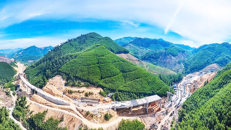 Thi công cầu cạn thuộc gói XL1 trên tuyến cao tốc Khánh Hòa-Buôn Ma Thuột.