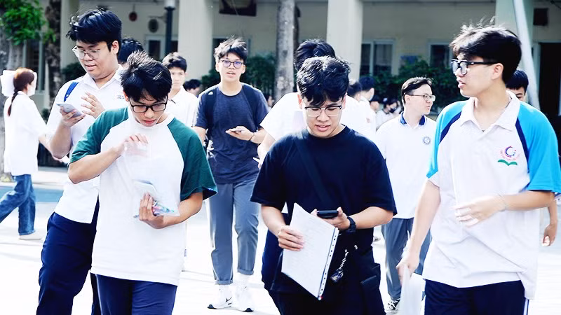 Chiều 25/6, thí sinh đến các điểm thi để làm thủ tục dự thi. Ảnh: SONG ANH