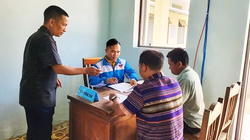 Cán bộ xã Hùng Sơn (TP Đà Nẵng) hướng dẫn người dân chuẩn bị hồ sơ, giấy tờ.