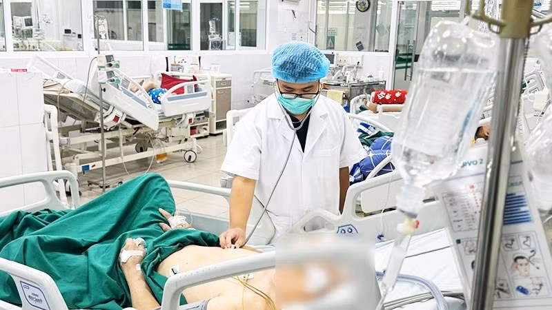 Điều trị bệnh nhân Cúm A tại Bệnh viện Nhiệt đới Trung ương. Ảnh: Bệnh viện cung cấp