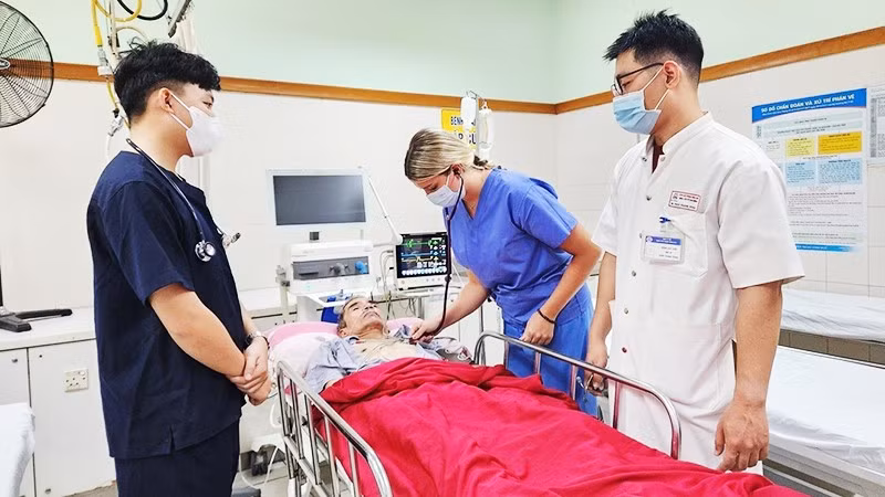 Một buổi trực cấp cứu của sinh viên y khoa nước ngoài tại cơ sở y tế Việt Nam.