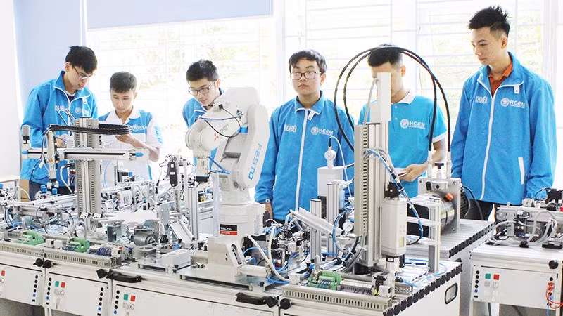 Đào tạo nguồn nhân lực chất lượng cao làm chủ các công nghệ để phát triển. Ảnh: NAM HẢI