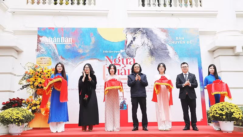 Các đại biểu cắt băng khai mạc triển lãm "Ngựa Xuân". Ảnh: KHIẾU MINH