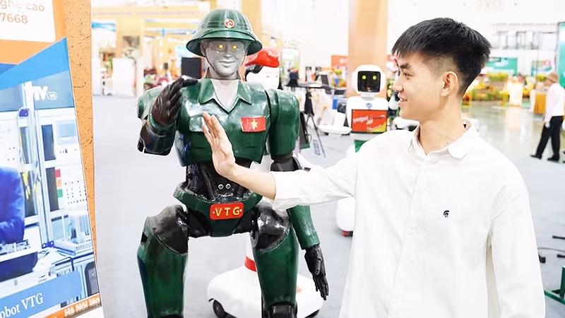 Sản phẩm robot được các công ty giới thiệu tại triển lãm công nghệ. Ảnh: NGUYỆT ANH
