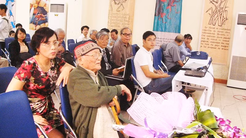 Các nhà văn nhiều thành tựu và đáng kính luôn là người thầy của các thế hệ cầm bút và bạn đọc. Ảnh: Nhà văn Tô Hoài trong tọa đàm 70 năm "Dế Mèn phiêu lưu ký". Ảnh: QUANG HƯNG