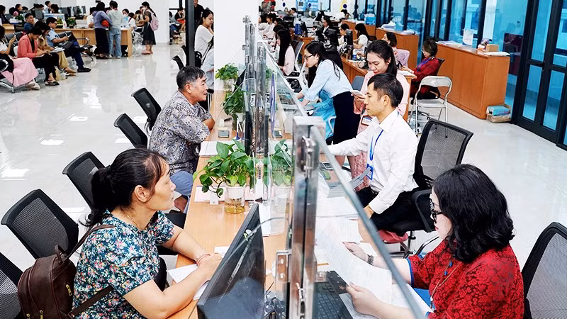 Người dân làm thủ tục tại trung tâm hành chính công Phường Cầu Giấy. Ảnh: HẢI NGUYỄN