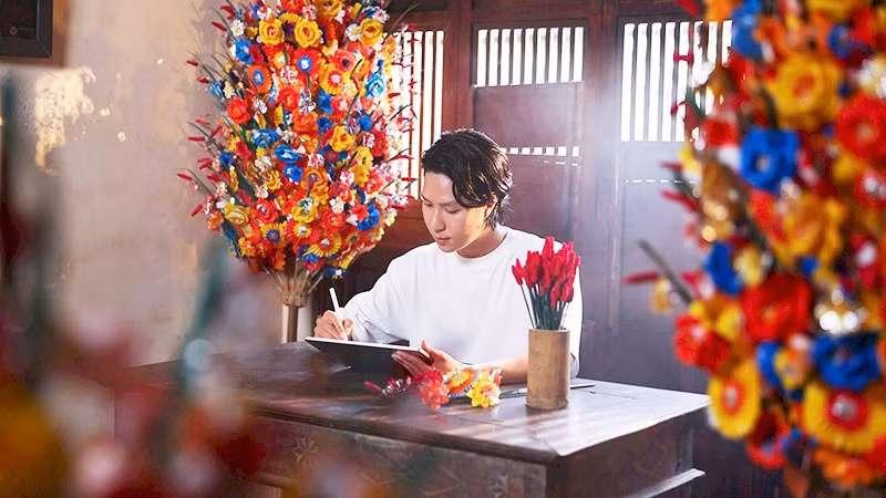 Nhà thiết kế Lê Trọng Hoàng trong chuyến đi tìm hiểu nghề làm hoa giấy Thanh Tiên. Ảnh: NVCC