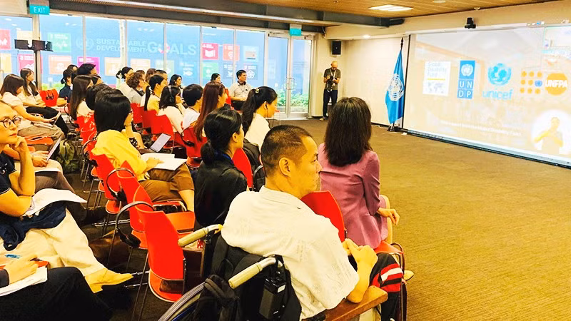 Các đại biểu trao đổi tại Hội thảo quốc tế về thúc đẩy giáo dục và y tế hòa nhập tại Hà Nội.