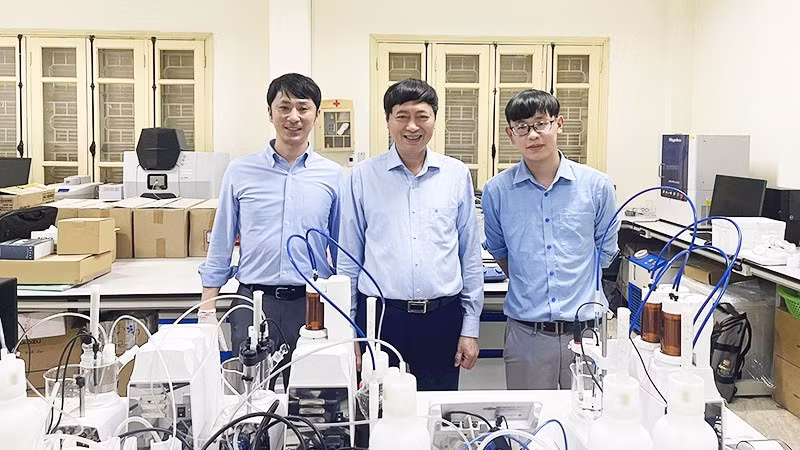 GS, TS Nguyễn Văn Nội (đứng giữa) cùng với sinh viên trong phòng thí nghiệm.