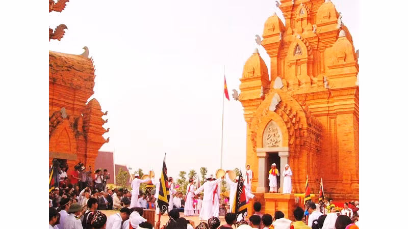 Làng Văn hóa - Du lịch các dân tộc Việt Nam (Hà Nội) trở thành điểm đến mới nhờ tái hiện các công trình kiến trúc và các hoạt động văn hóa của nhiều dân tộc anh em.