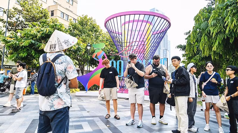 Du khách quốc tế tham dự một lễ hội văn hóa tại Thành phố Hồ Chí Minh. Ảnh: THÀNH ĐẠT