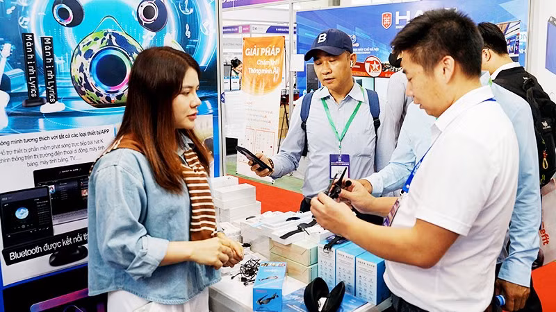 Nhiều công dân lựa chọn khởi nghiệp trên nền tảng công nghệ số, công nghệ mới. Ảnh: SONG ANH